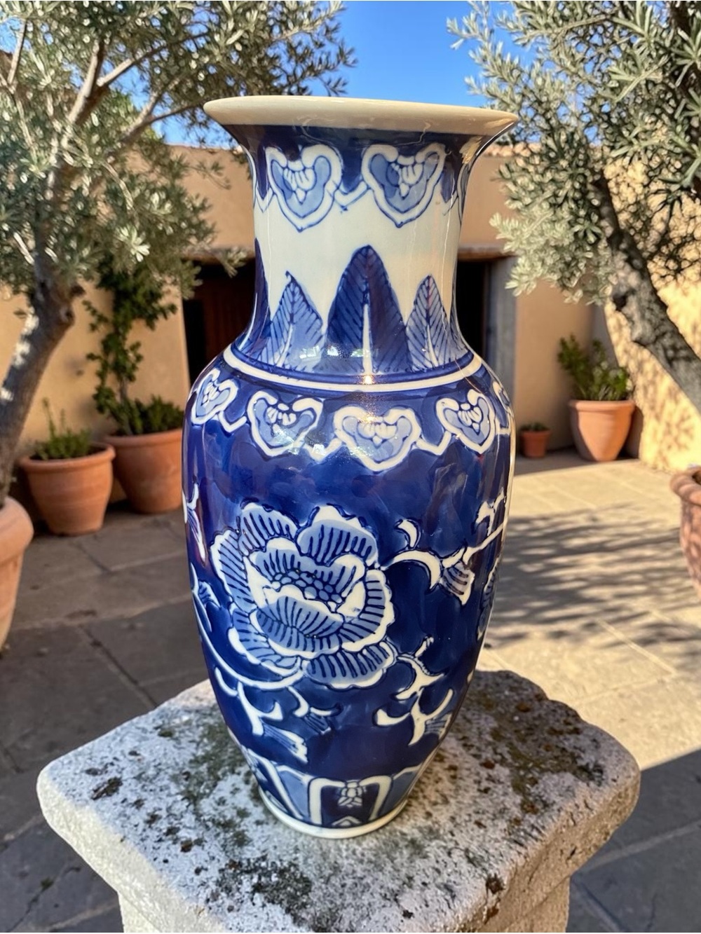 VINTAGE SEYMOUR MANN FINE  PORCELAIN CHINA BLUE WHITE  VASE